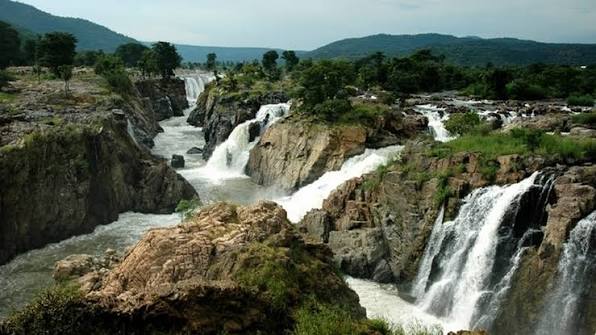 Destination aruvikkuzhi waterfalls image