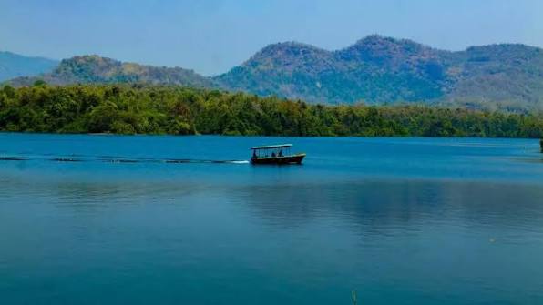 Destination bhoothathankettu Image
